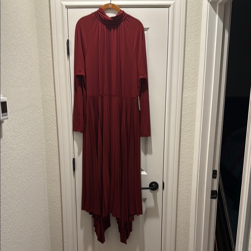 Elegant dress with pleated bottom